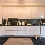 Charming 1br Great Location דירה *