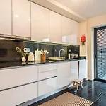 דירה Charming 1br Great Location