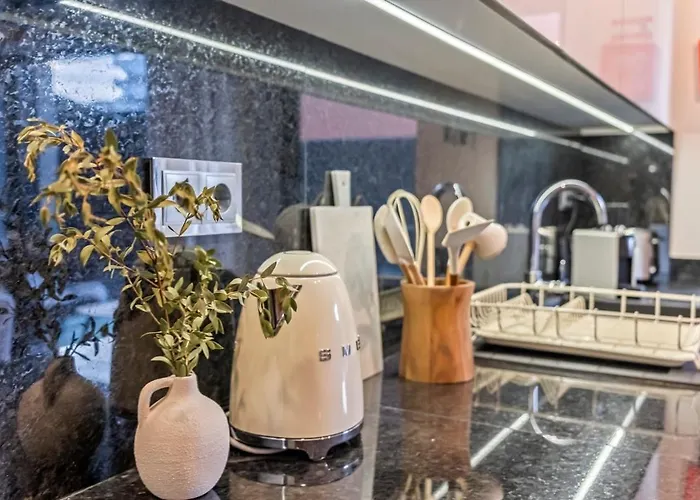 Charming 1br Great Location *